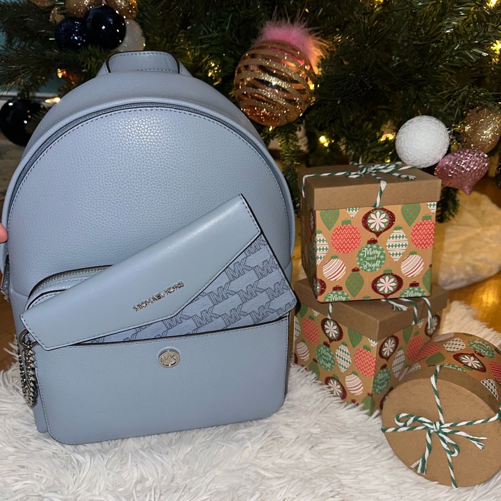 BRANDNEW  Aunthentic MK BAG , with connected wallet .